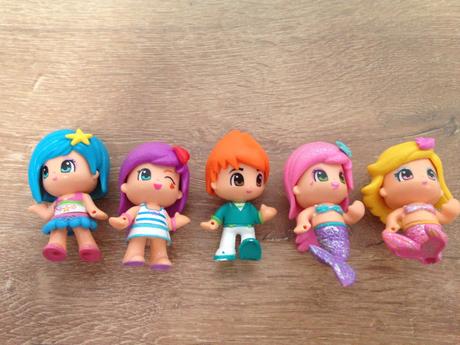 Bábiky piny pon famosa a loď,