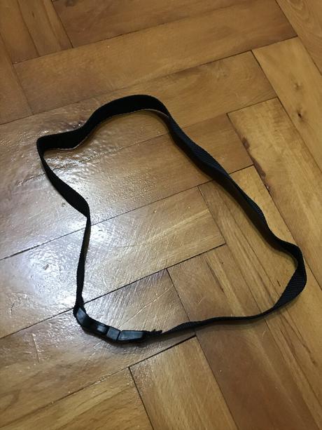 Čierny nastaviteľný popruh s plastovou prackou, 