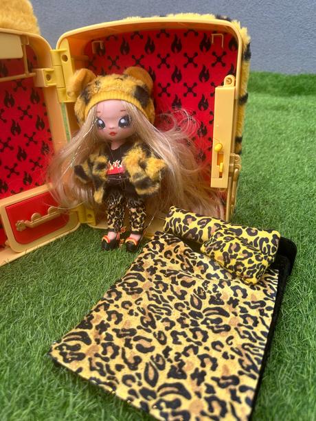 Na na na jennel jaguar s ruksakom a príslušenstvom,