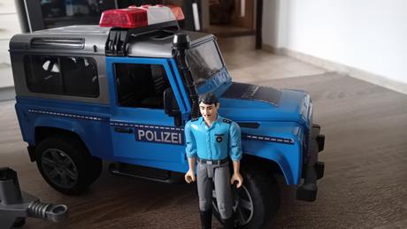 Auto policajné s prívesom,