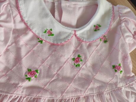 Šaty s ružičkami, 68