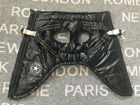 Bunda s postrojom pre mensieho psa,