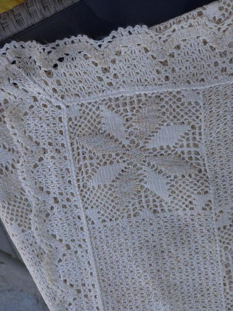 Nádherný obrus 150 x 136 cm,