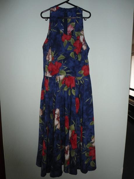 Tmavomodre kvetovane saty, m