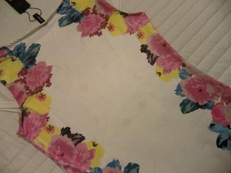 Letné krémové šaty s kvetami veľkosť m, m