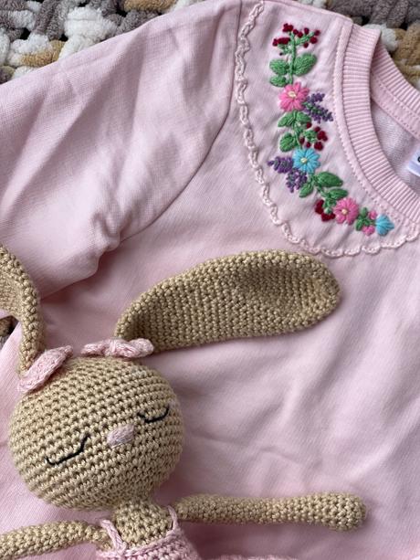 Nová mikina s ručne vyšívaným golierikom, 98