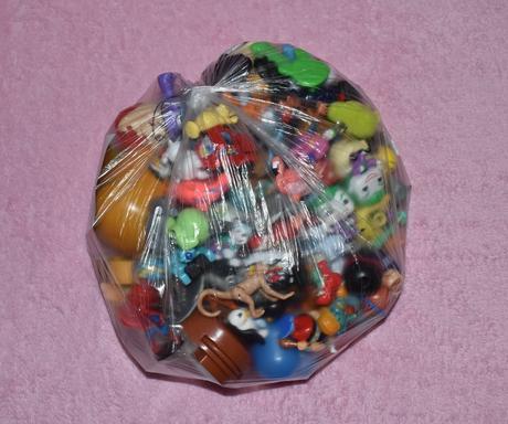 Mix kinder a iné figúrky,
