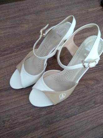 Nove sandale, 40