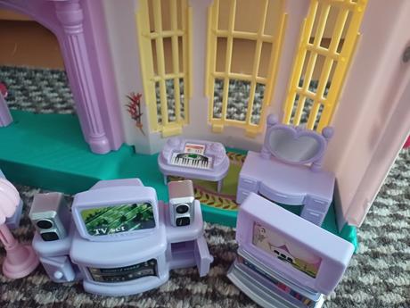 Domček s nábytkom a rodinkou, 