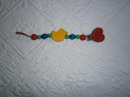 Drevená retriazka na cumlík,