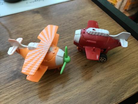 Lietadla 2 ks , dlzka - 8 cm a 7 cm,