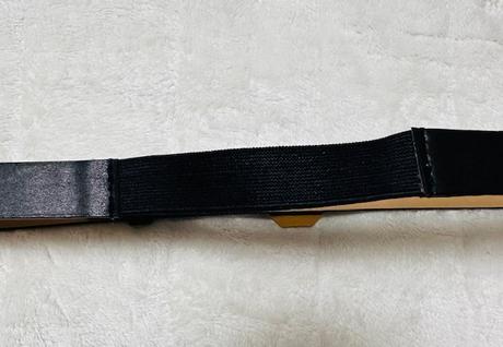 Tenký čierny opasok vzadu s gumou,