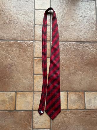 Červená bodkovana kravata,