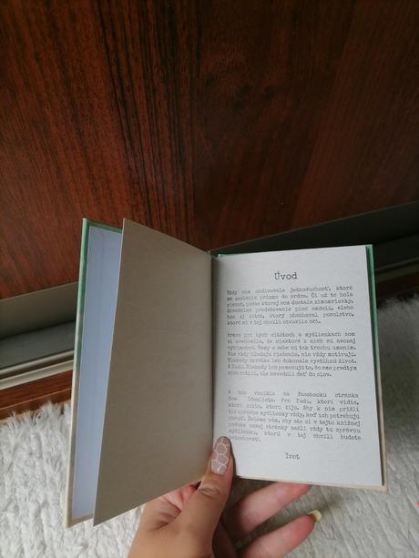 Knižka s citátmi "som idealista",