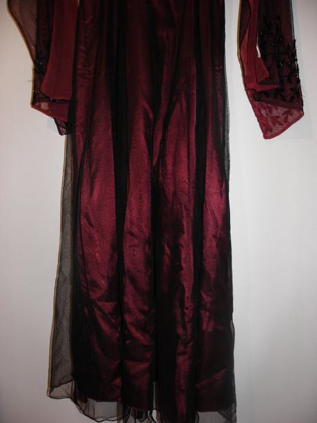 Damske slavnostne saty so stolou, m