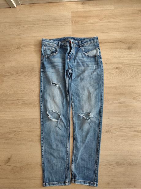 Roztrhané džínsy, m
