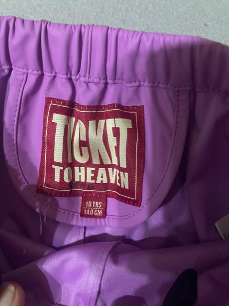 Nohavice do dažda, 140