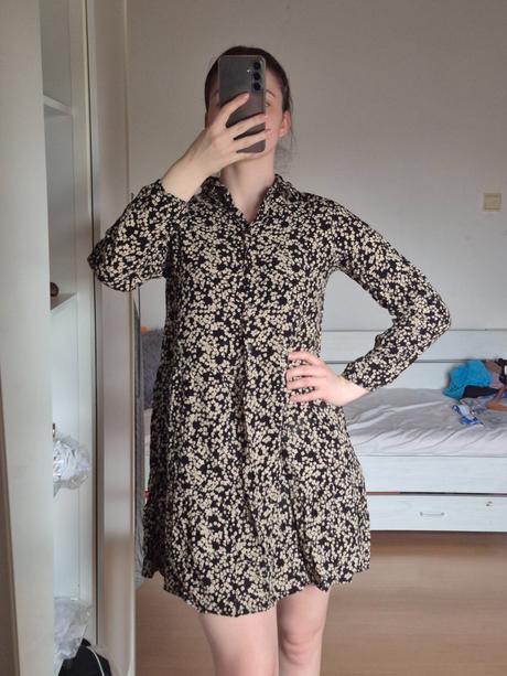 Ľahké kvietkované šaty s dlhým rukávom, s