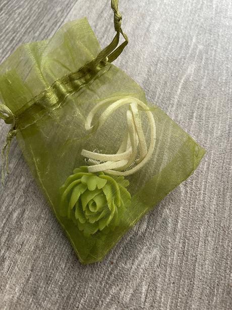 Ružičkový náhrdelník, 