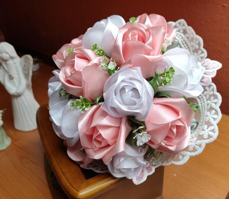 Kytica saténových ruží,