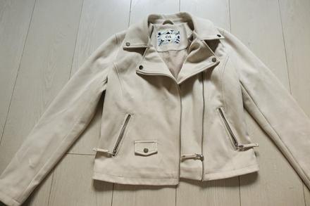 Top stav,material je niečo ako jemná jelenica, c&a,38