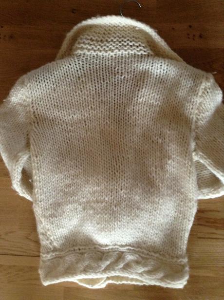 Svetrík s veľkými gombičkami, s