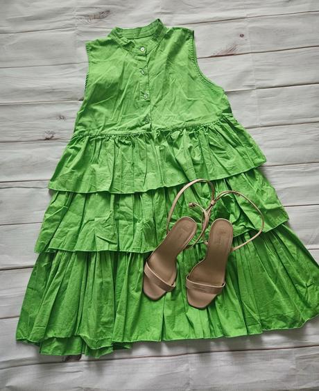 Krásne zaujímavé bohaté šaty, s