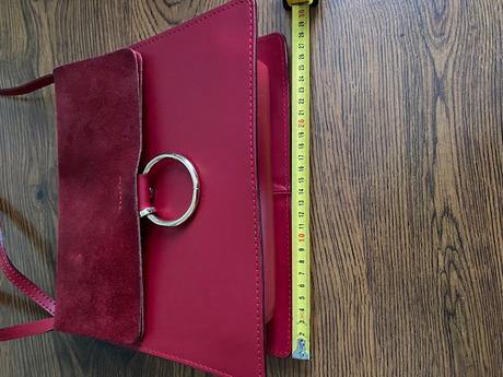 Červená kožená kabelka, 