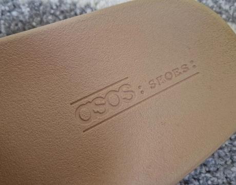 Sos šľapky s kamienkami, 37