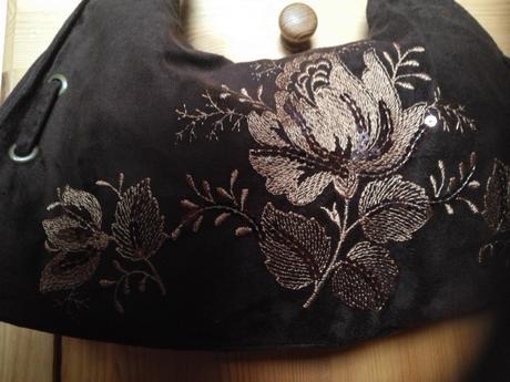 Vyšívaná kabelka,
