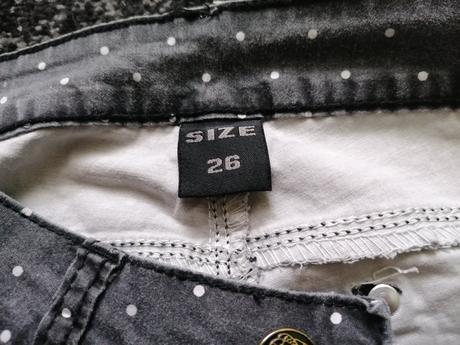 Tmavo sivé nohavice, 26