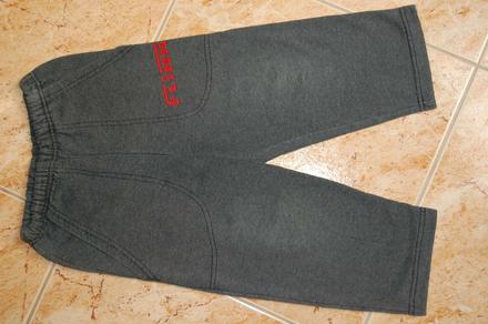 Šedé tepláčiky, 98