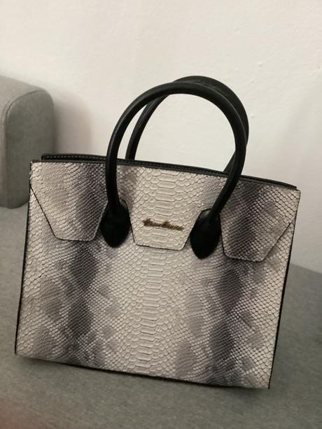 Elegantná taska s ramienkom na plece,