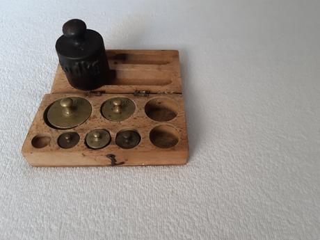 Stará kuchynská váha,