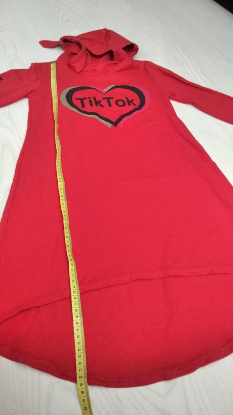 Červené šaty tiktok, 164