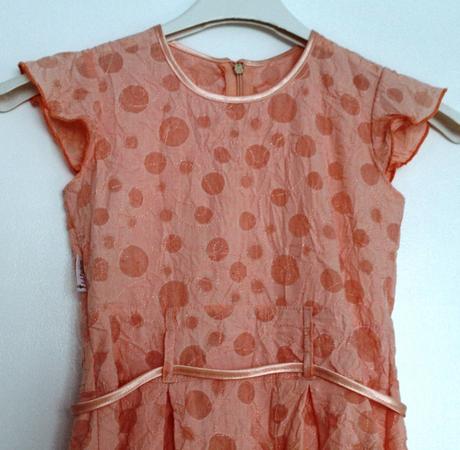 Slávnostné bodkované šaty, 104