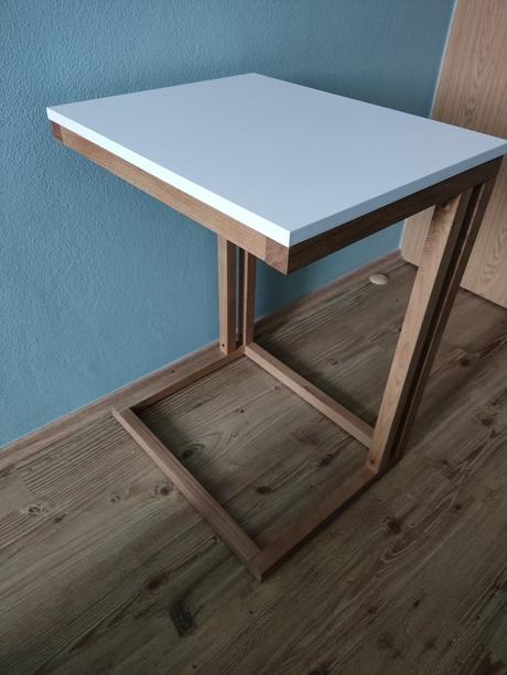 Odkladací stolík v tvare c, 