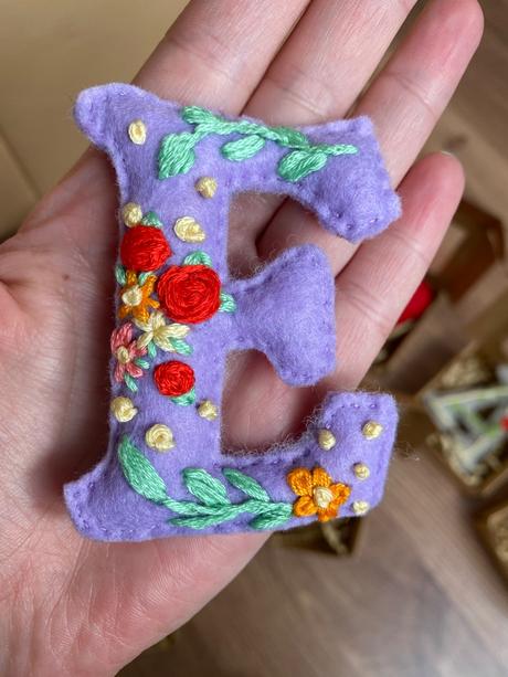 Ručne vyšívana ozdoba na kočík / ruksak, 