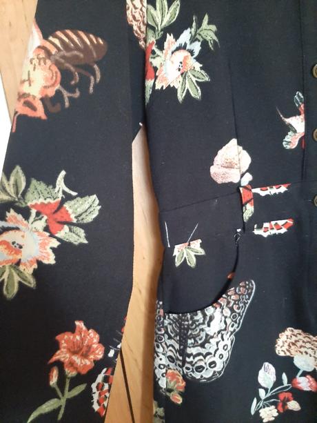 Čierne kvietkované hrubšie mini šaty, m