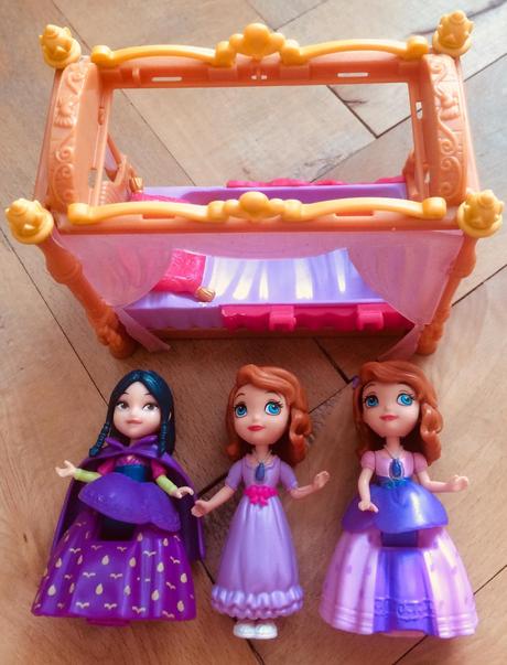 3 bábiky+postielka, 