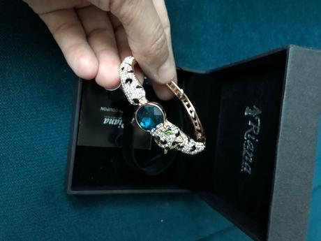 Naramok leopard s kamienkami, 