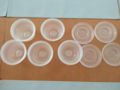 Lyžičky, nožík a plastové mištičky, 