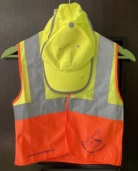 Reflexná bezpečnostná vesta a šiltovka.,