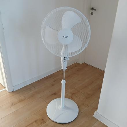 Biely stojanový ventilátor adler ad 7323b,