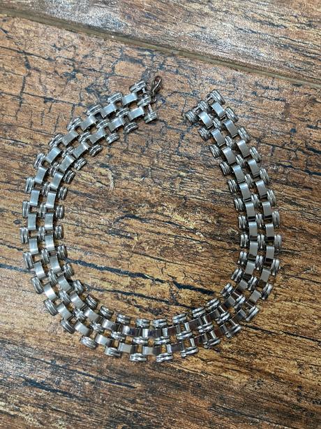 Náhrdelník z ocele, 