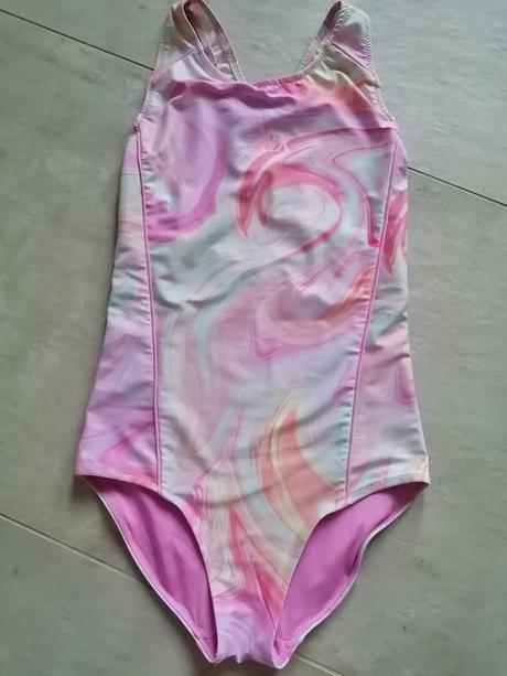 Dievčenské plavky., 146