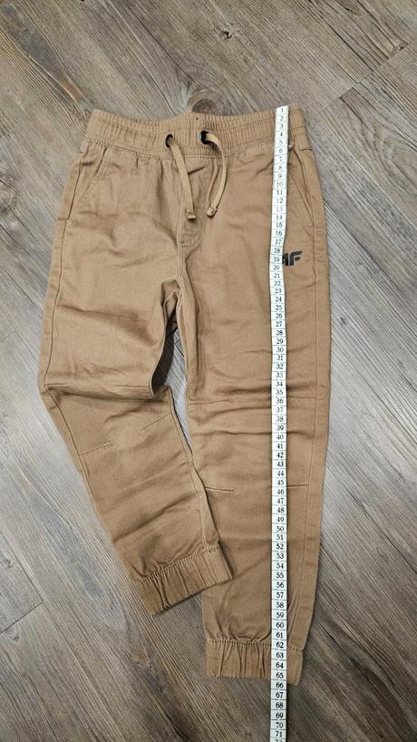 Nove nohavice 4f, 122