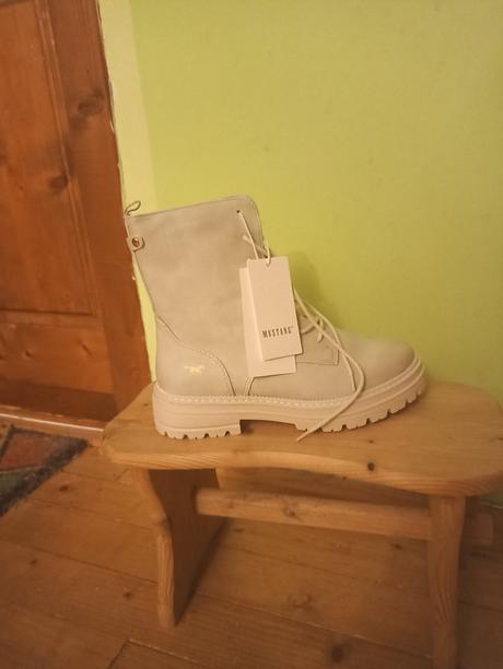Šnurovacie členkové čižmy nové, mustang,38