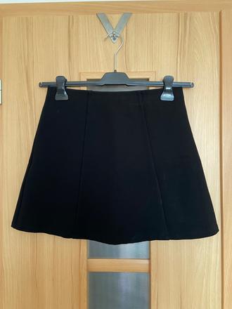 Čierna minisukňa, s