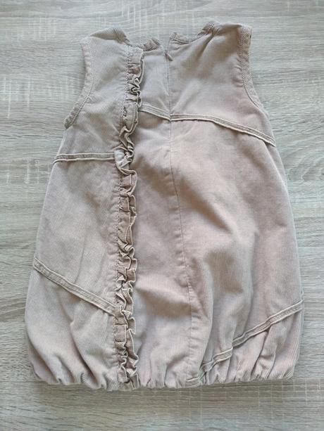 Menčestrové šatičky, 98